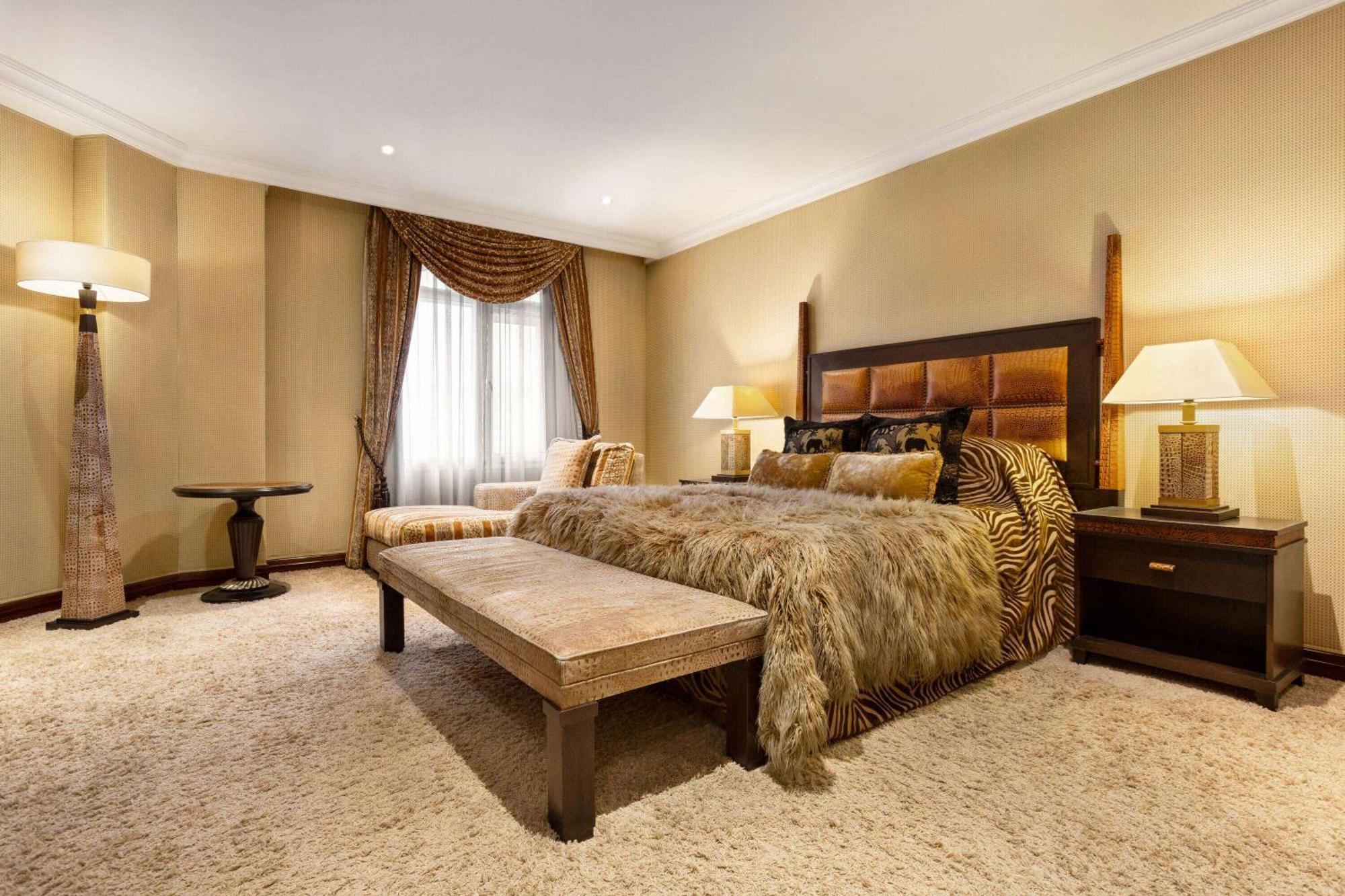 Grand Regency Doha, Trademark Collection By Wyndham Экстерьер фото A bedroom at the hotel