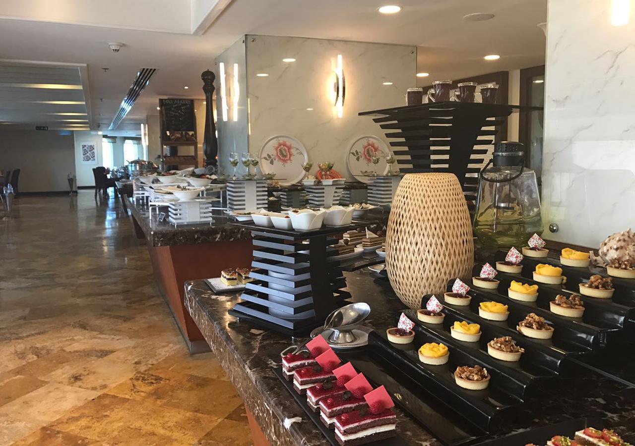 Grand Regency Doha, Trademark Collection By Wyndham Экстерьер фото The buffet at the lobby